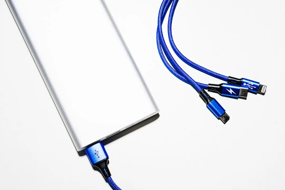 Power bank blanco con cable de carga trenzado sobre fondo claro